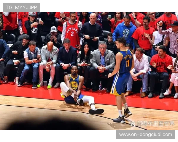 布拉德利重伤倒地，比赛中断10分钟