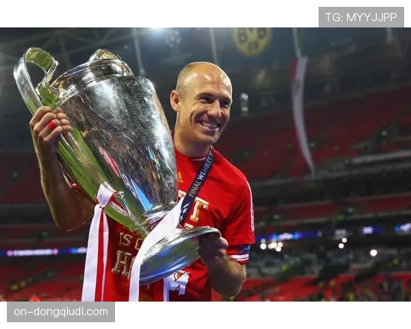 特写：在伯纳乌完成西甲百场，卡马文加获赠纪念球衣